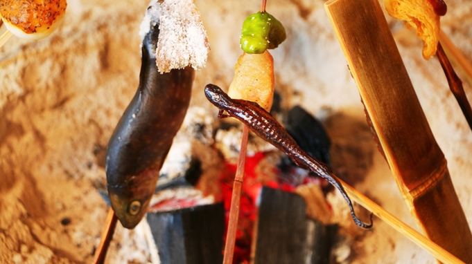 湯西川の珍味≪サンショウウオ≫をお試し♪囲炉裏料理『古の平家鷹狩料理』と貸切温泉で満喫！
